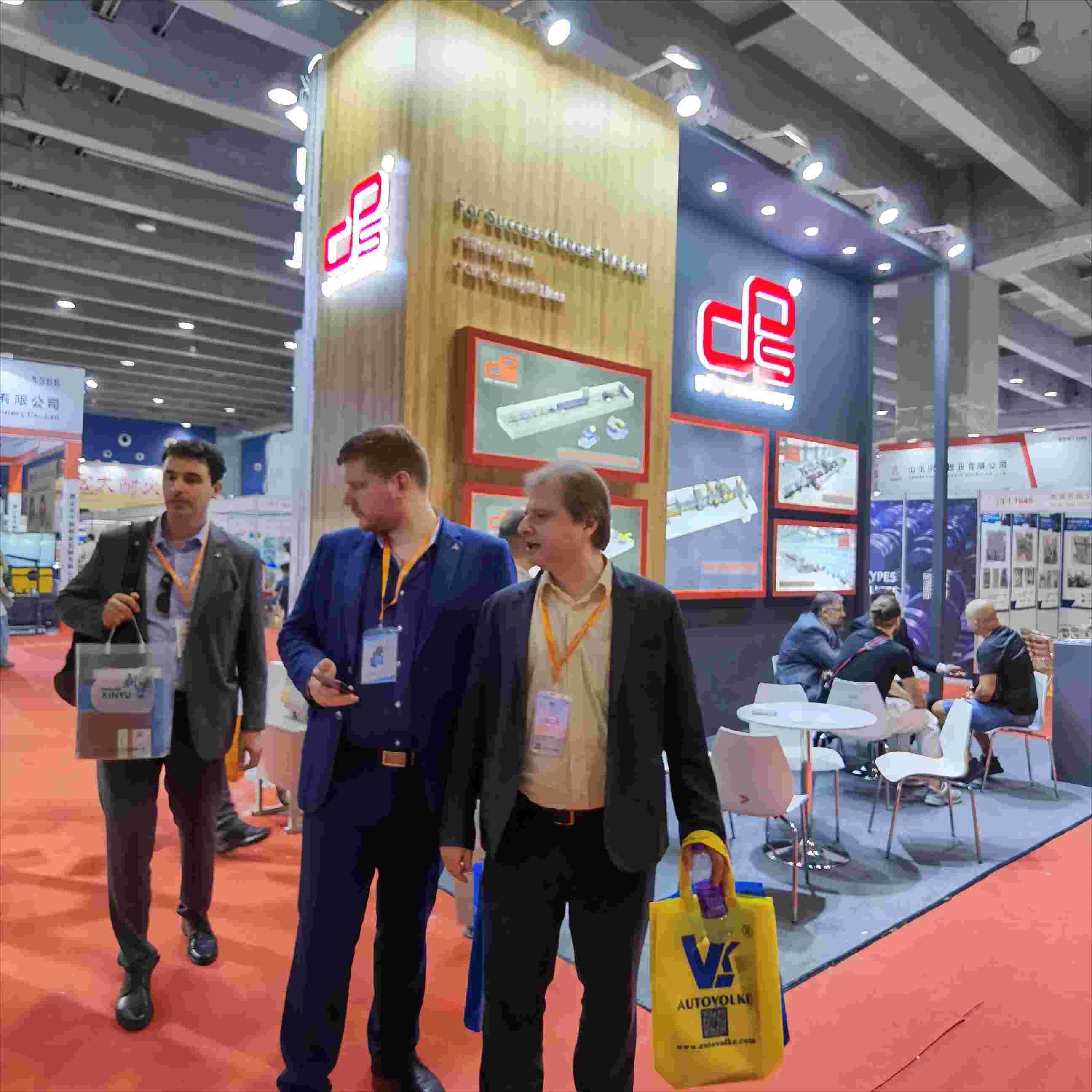 9.国外参观.jpg 9.国外参观.jpg